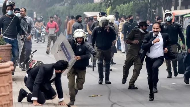 وکیلوں اور پولیس میں تصادم