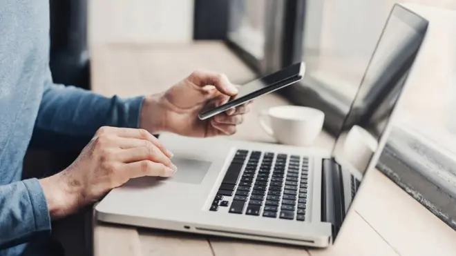 Según una encuesta de usuarios de internet, solo el 15% piensa que su computadora portátil es su dispositivo más importante, mientras que el 66% cree que su teléfono inteligente lo es.