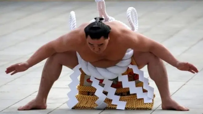 ฮะรุมะฟุจิทำพิธีเข้าสังเวียนในช่วงเทศกาลปีใหม่ของกรุงโตเกียว