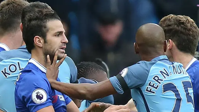 Cesc Fabregas na Fernandinho