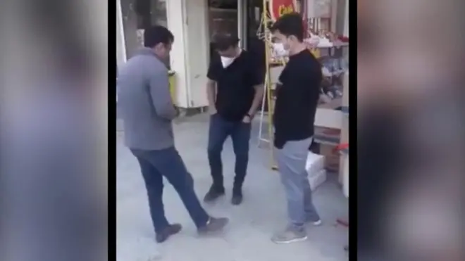 疫情期間，有人見面用碰腳的方式來打招呼