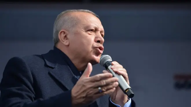 Presiden Erdogan mengatakan Barat "menyerang lira untuk melemahkan Turki".