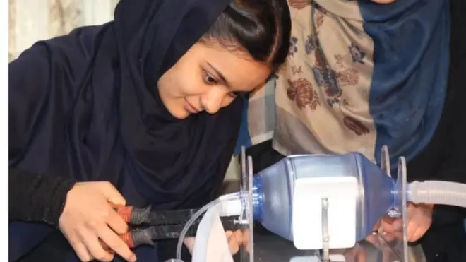 Las adolescentes trataron de desarrollar un respirador para pacientes con covid.