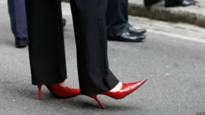 ऑफिस में महिलाओं के लिए कैसे कपड़े ठीक हैं