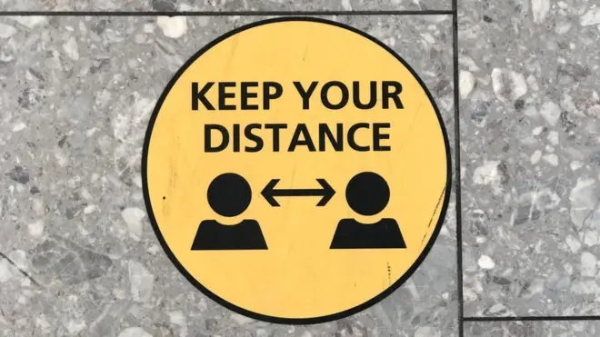 شعار التباعد الاجتماعي في مطار هيثرو، لندن