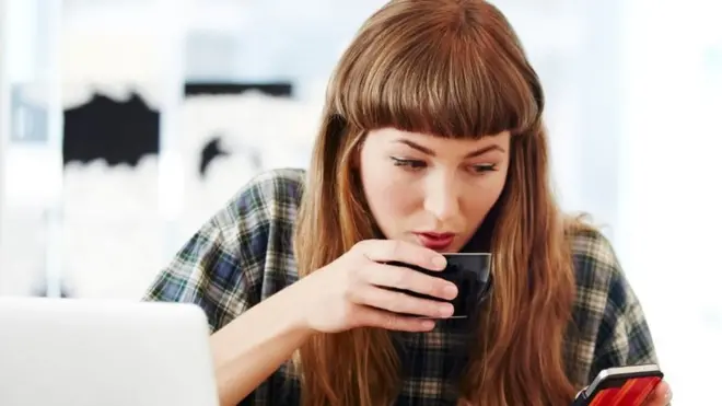 فتاة تتصفح هاتفها المحمول