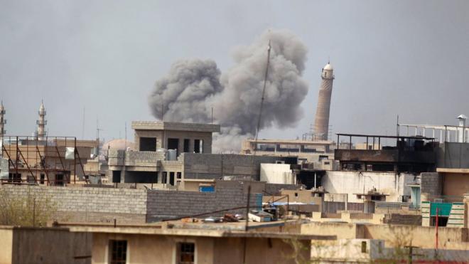 モスルで民間人の犠牲が増えていると言われる。写真は、イラク軍とISとの戦闘で煙が立ち上るモスル市街地。