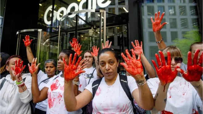 "Привратников интернета" все реже считают просто бизнесом. Люди требуют от властей заставить хайтек-гигантов думать не только о прибыли, но и об общественном благе