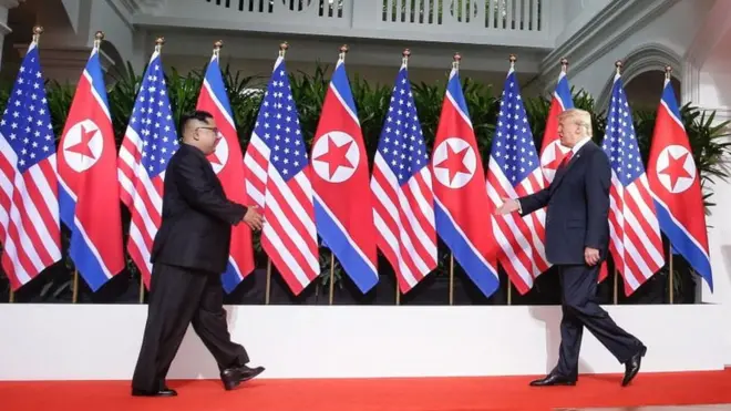 Kim Jong Un dan Donald Trump berjabat tangan selama beberapa detik untuk memulai pertemuan yang dianggap bersejarah itu.