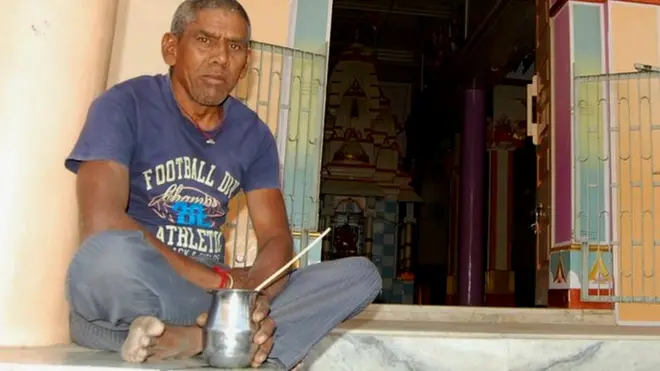 મંદિરે બેઠેલા વ્યક્તિ