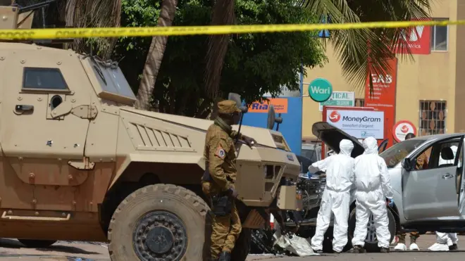 Les forces de sécurité du Burkina Faso quadrillent l'Hôtel Splendide le 18 janvier 2016 après une attaque djihadiste.