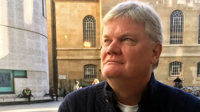 En 1969, el empresario fue expulsado de la escuela secundaria.