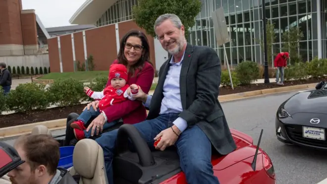 نفى فالويل انه وافق على اقامة زوجته علاقة جنسية مع الشاب غراندا