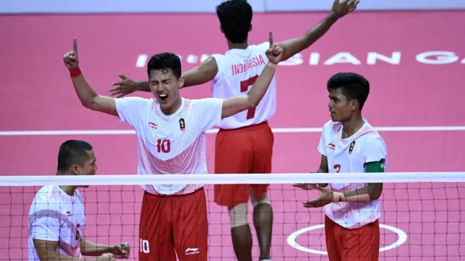 Tim sepak takraw Indonesia merayakan emas pertama mereka lewat kemenangan di nomor Quadrant -yang merupakan emas ke31 bagi Indonesia di Asian Games 2018 ini.