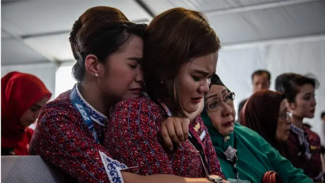 Keluarga penumpang dan awak pesawat Lion Air menangis saat prosesi tabur bunga di perairan Karawang, Jawa Barat, lokais jatuhnya pesawat Lion Air JT 610