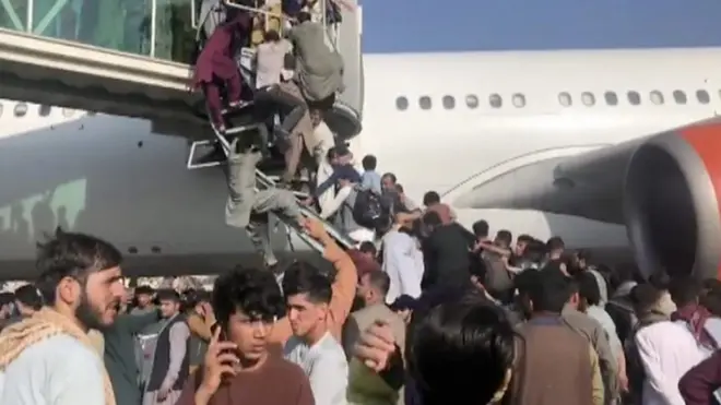 Sau khi Taliban chiếm thủ đô và tổng thống bỏ chạy, hàng ngàn người hoảng sợ tìm cách thoát khỏi thành phó, tạo cảnh hỗn loạn ở sân bay Kabul.