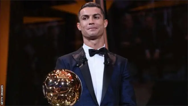 Ce Ballon d'Or 2017 gagné par Ronaldo s'ajoute à ceux qu'il a remportés en 2008, 2013, 2014 et 2016.