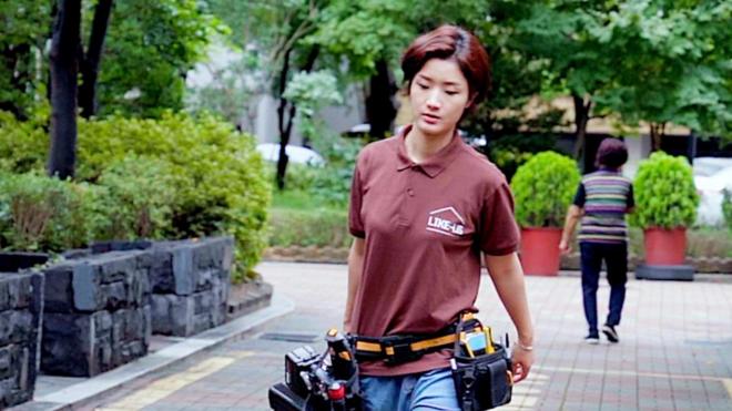 韩国一名维修女工说，“任何女性都能胜任这份工作。”