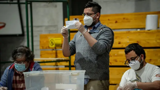 Las autoridades iniciaron el recuento de votos en la noche del domingo.