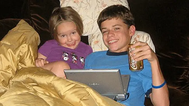 "Contrario a la creencia popular, mi Paris era un hermano mayor increíble", escribió Charity al lado de esta foto.