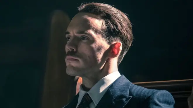 سام كلافلين في دور السير أوزولد موسلي في فيلم الأقنعة الهزيلة " Peaky Blinders ".
