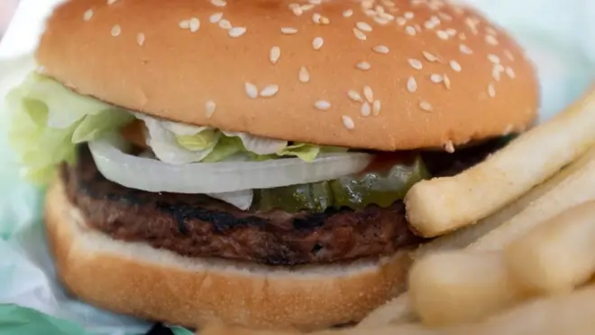 "L'acné est souvent due aux hormones et à la génétique – des facteurs largement hors de notre contrôle", explique le Dr Anjali Mahto, dermatologue consultante et auteur de The Skincare Bible.