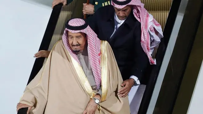 Королю пришлось спускаться из самолета самостоятельно - сломался позолоченный трап