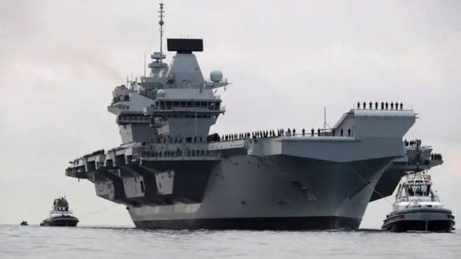 එච්එම්එස් ක්වීන් එලිසබෙත් නෞකාව අගෝස්තුවේදී පොර්ට්ස්මත් වෙත යාත්‍රා කළේ නාවික කඳවුරේ සැරහුම් කටයුතුවලින් පසුවය