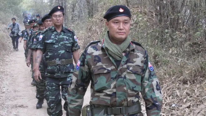 พันเอกเนอดา เมียะ (หน้าสุด) ผู้บัญชาการกองกำลังพิทักษ์แห่งชาติกะเหรี่ยงซึ่งอยู่ภายใต้ KNU
