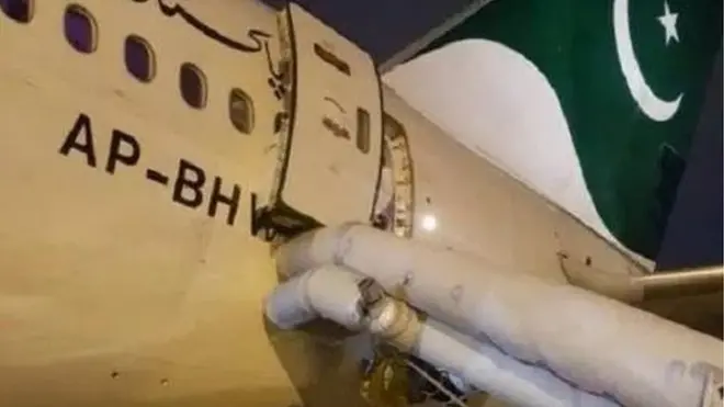 ایمرجنسی سلائیڈ کی تصویر جو پچھلے دروازے کے ساتھ منسلک تھی۔