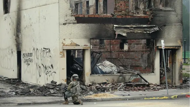 El gobierno de la ciudad declaró un toque de queda para esta noche.