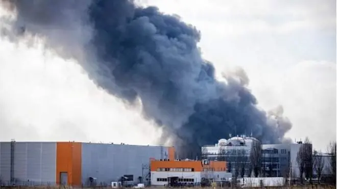 基辅郊区一间仓库被俄军炮火击中