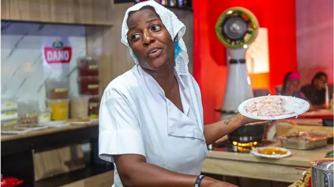 නව ලෝක වාර්තාවක් වෙනුවෙන් පැය 90ක් කෑම පිසූ නයිජීරියානු සූපවේදිනිය