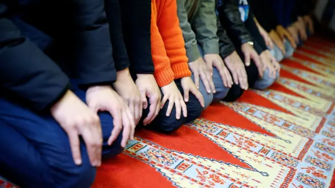 Almanya'da bir camide namaz kılanlar.