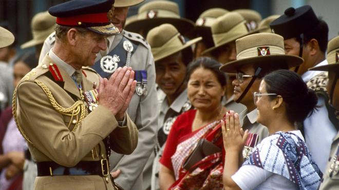 菲利普亲王（左二）向一位驻港英军廓尔喀军团士兵女眷合十致意（23/10/1986）