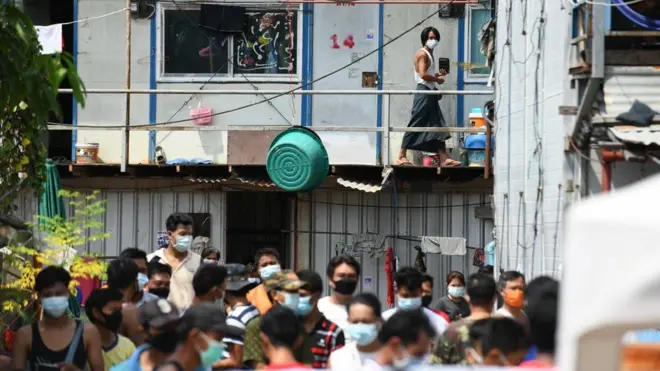 แรงงานที่พักอาศัยอยู่ภายในแคมป์คนงาน ซอยยายผล ถ.เฉลิมพระเกียรติจุฬาภรณ์ (ถ่ายวันที่ 16 พ.ค. 2564)