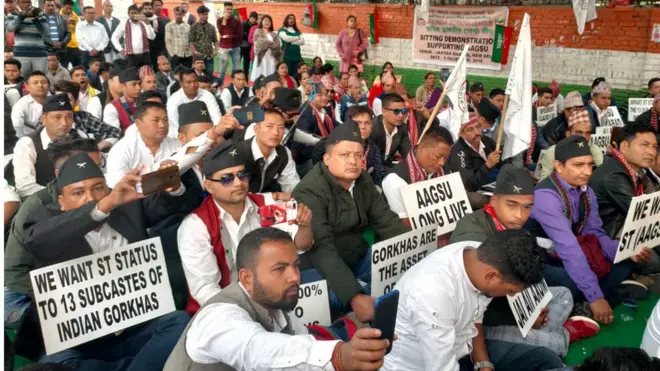 दिल्लीमा प्रदर्शन गर्दै नेपालीभाषीहरू