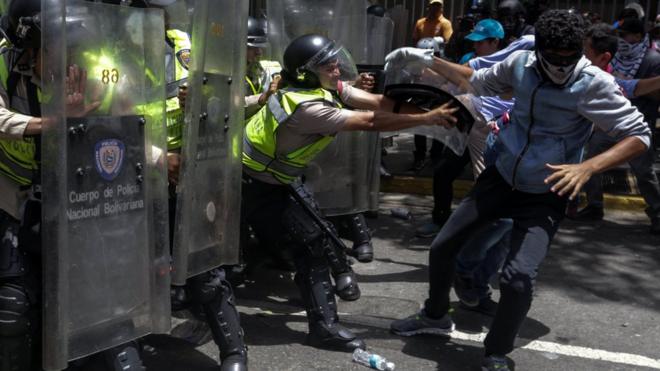 Enfrentamiento entre policías y manifestantes
