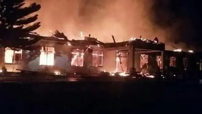 Polisi mengungkap jati diri dua orang terduga pelaku, yaitu ES (25 tahun) dan EF (24) yang disebutkan berasal dari Meringin, Provinsi Jambi.