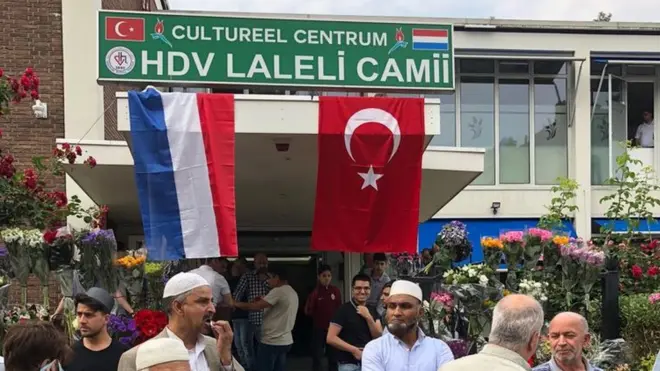 camii önünde toplanan kalabalık