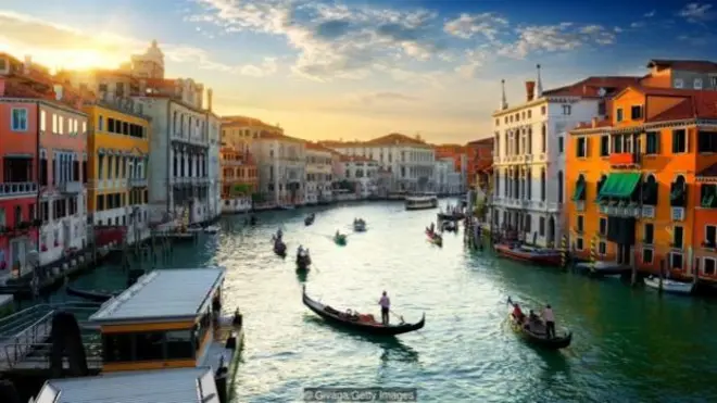 تبدو الممرات المائية في مدينة البندقية الإيطالية الآن أكثر نقاء بسبب التراجع الكبير في حركة القوارب السياحية على صفحتها