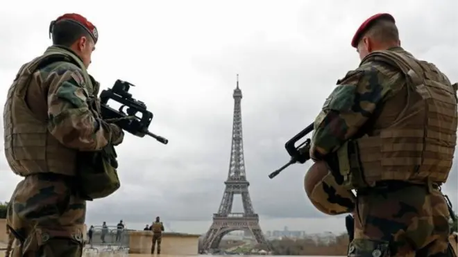 Selon le parquet français, cinq hommes ont été interpellés le week-end dernier. Ils sont soupçonnés d'avoir voulu commettre un attentat en région parisienne, le 1er décembre.