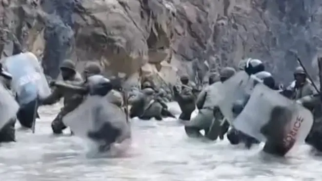 جون 2020 کے وسط میں وادئ گلوان میں انڈین فوجی ایک دریا کو عبور کرتے ہوئے