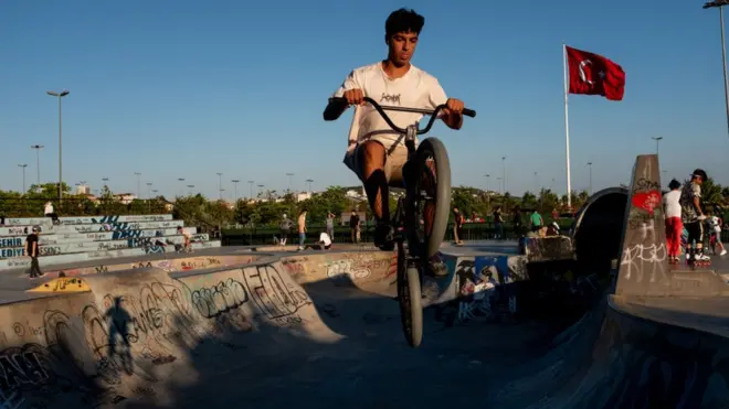 Türkiye'de bisiklete süren bir genç.