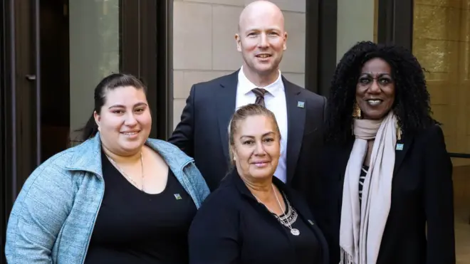 Vertis Boyce (der) con la madre y hermana de Beto Maldonado y el doctor Jeffrey Veale. (Foto cortesía: UCLA Health)