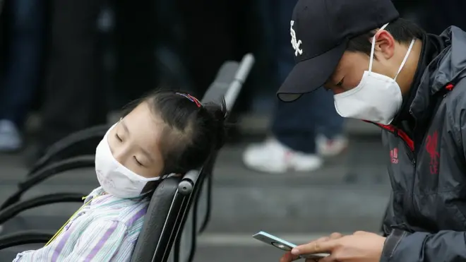 Люди в медицинских масках