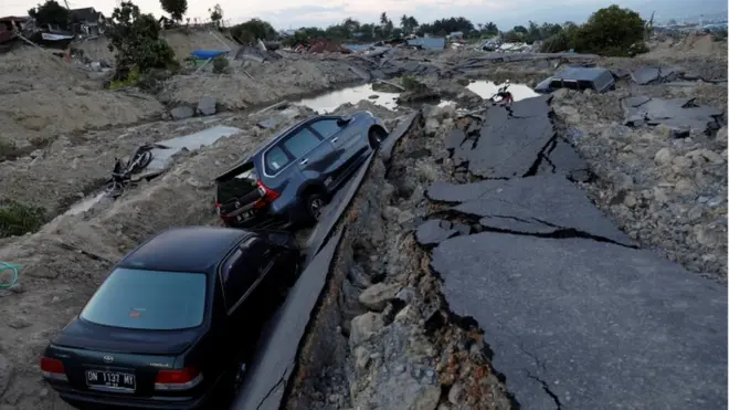 Sejumlah mobil terperosok di tanah yang amblas di kawasan Balaroa, Kota Palu, Sulawesi Tengah.