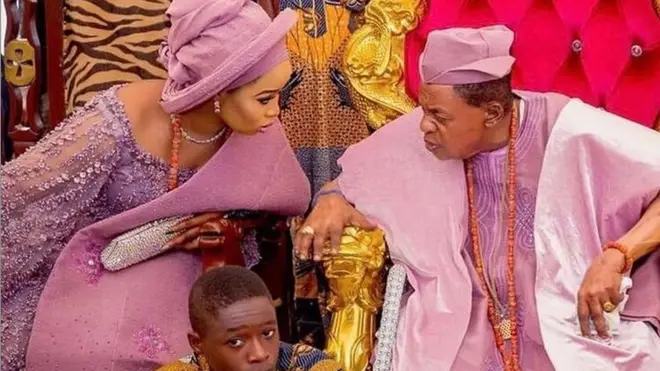 Olori Badrat Olaitan ati Oba Lamidi Adeyemi n sọrọ