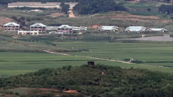 한미 연합지휘소연습(21-2-CCPT)이 본격적으로 시작된 16일 경기도 파주 오두산 통일전망대에서 바라본 북한 황해북도 개풍군 북한군 초소와 마을이 적막한 모습을 보이고 있다
