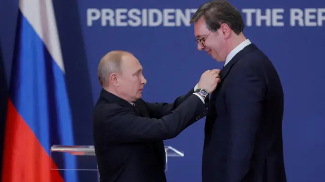 Predsednik Rusije Vladimir Putin stavlja orden Vučiću tokom posete Beogradu 2019. godine